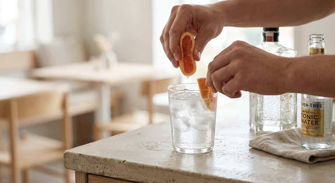 – Roku Gin i glass med tonic, grapefruktskive og is, nordisk minimalisme