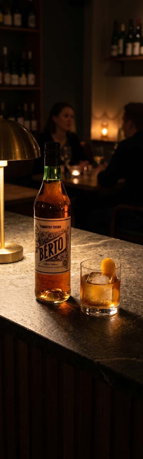 Fyra olika vermouth-flaskor uppställda på en bardisk, solljus från sidan som skapar reflexer i flaskorna (Quaglia Berto Ver
